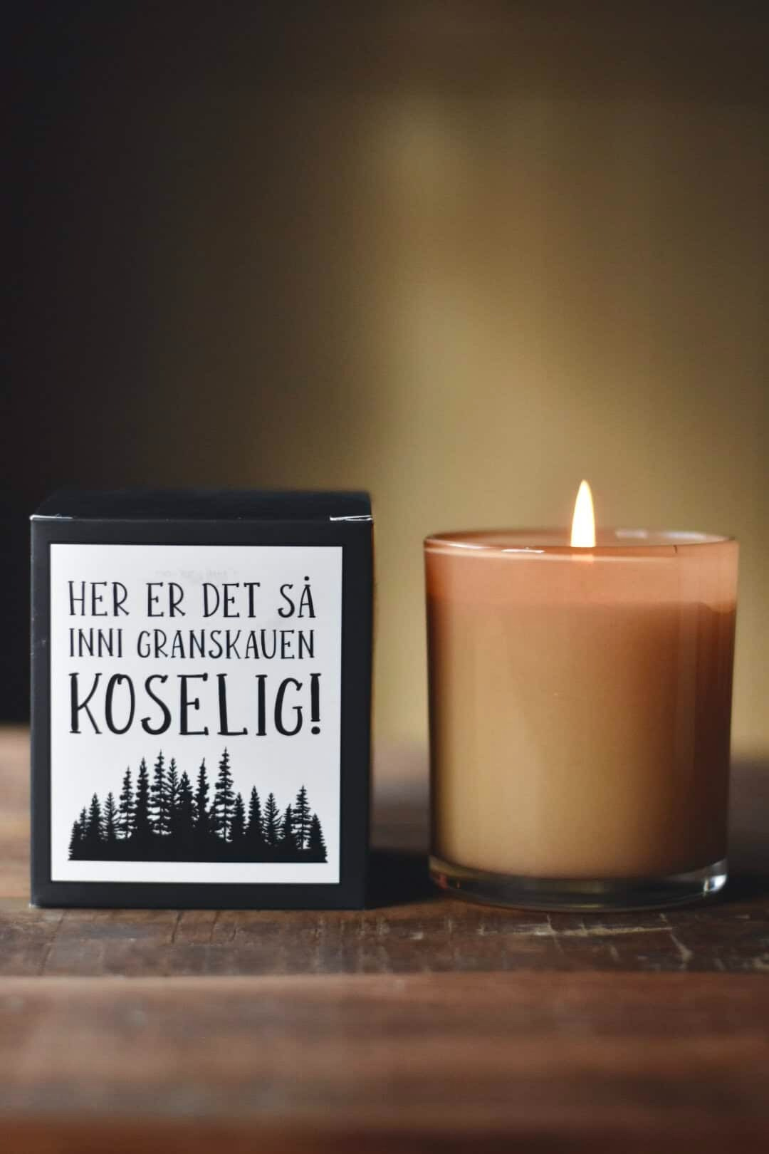 Duftlys i gaveeske 8x9cm «inn i granskauen koselig»