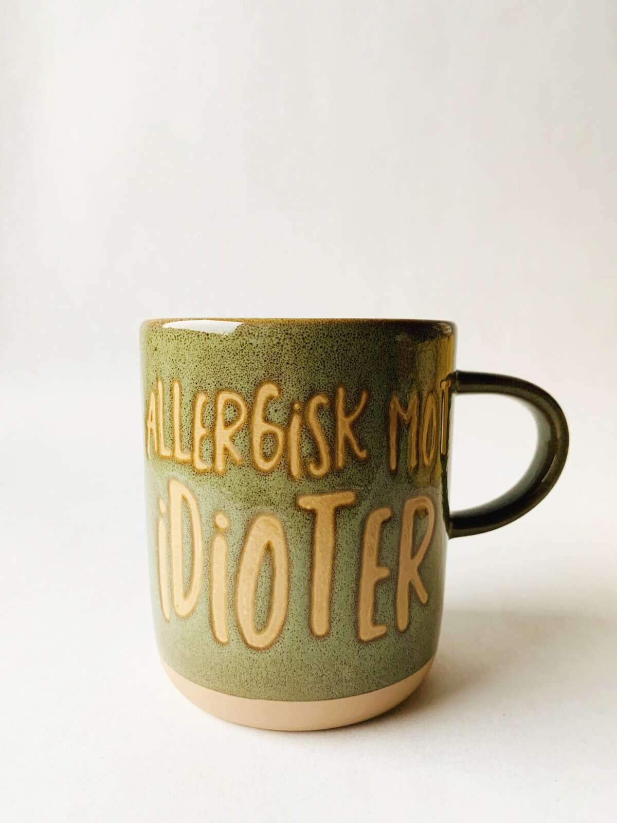 Krus h 9,5 cm "Allergisk mot idioter"