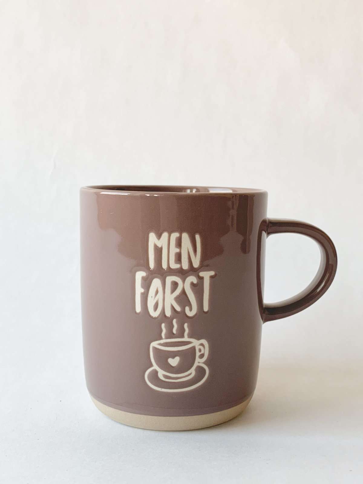 Krus h 9,5 cm "Men først"
